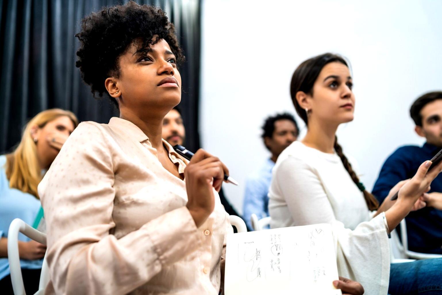 Profesional analizando presupuestos de proyectos en oficina moderna